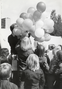 600151 Afbeelding van het uitdelen van balonnen tijdens het jaarlijkse feest van de bewoners van de experimentele flats ...